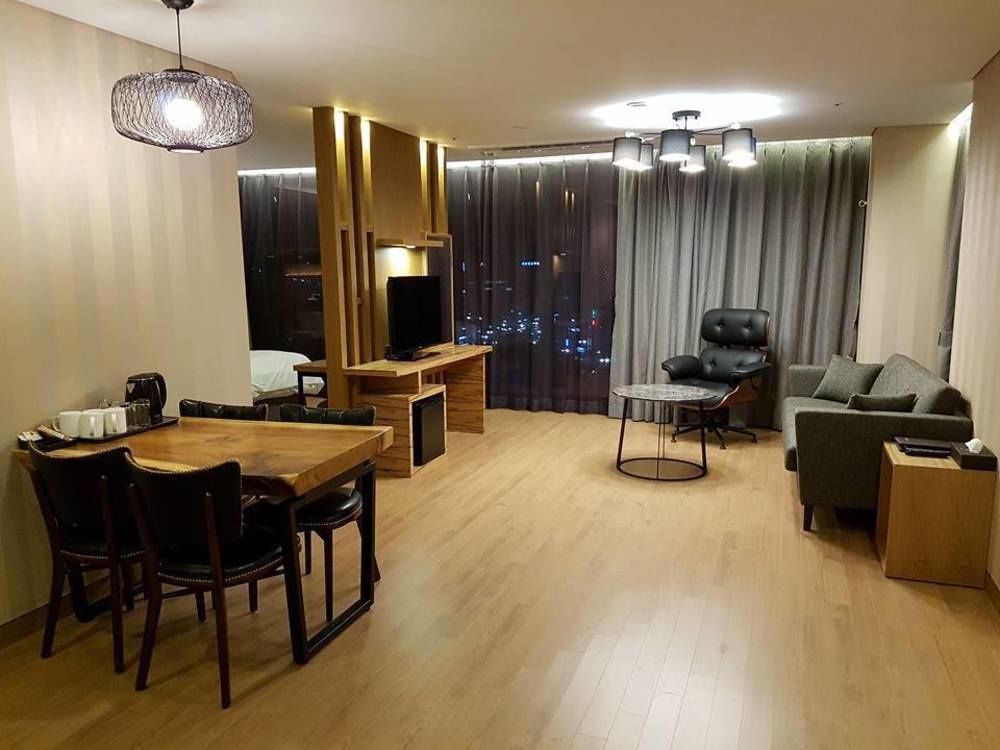 J Square Hotel And Wedding Jinju Exterior photo