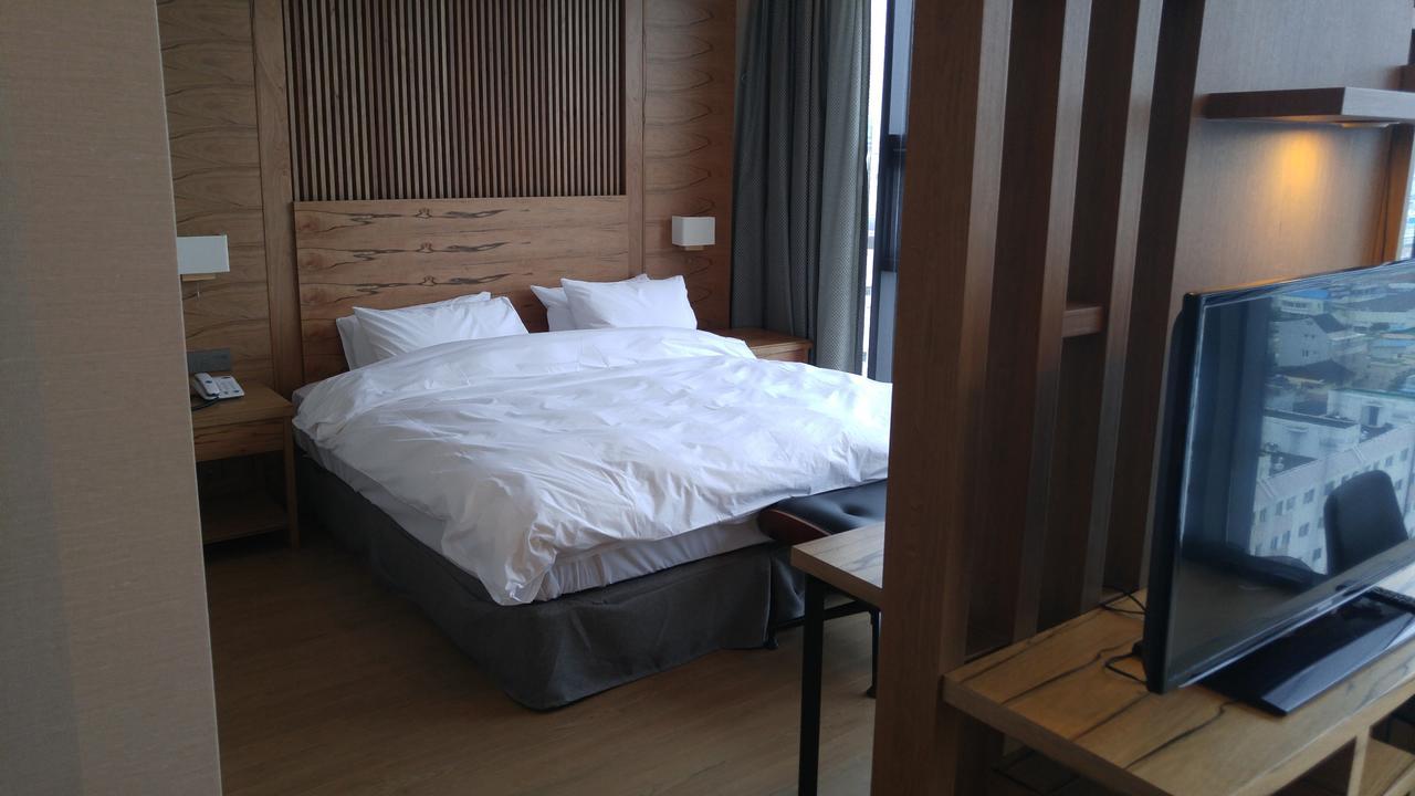 J Square Hotel And Wedding Jinju Exterior photo