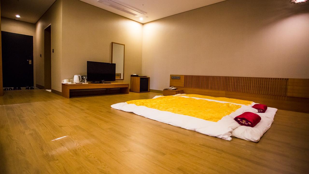 J Square Hotel And Wedding Jinju Exterior photo