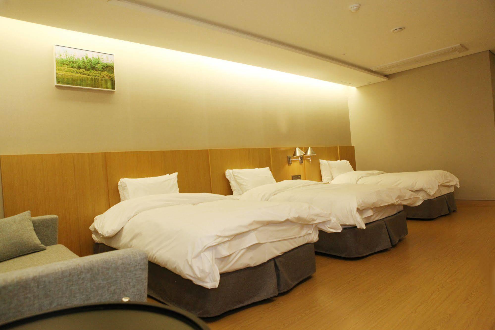 J Square Hotel And Wedding Jinju Exterior photo